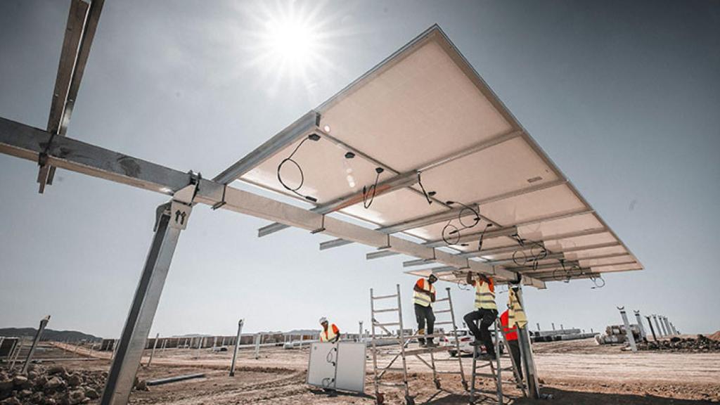 Instaladores en la planta fotovoltaica Ekian. / Ekian