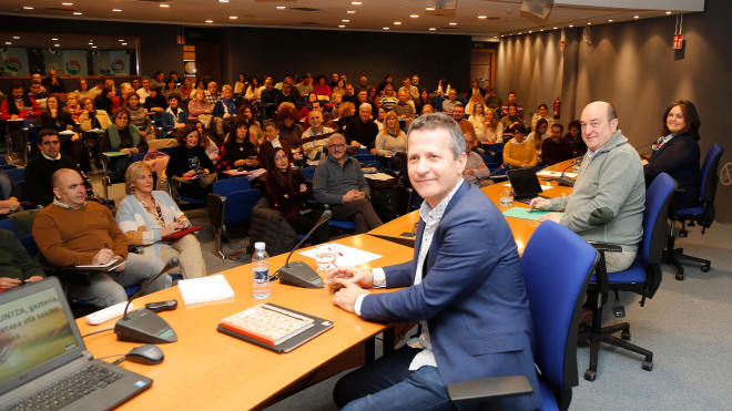 Jokin Bildarratz, Andoni Ortuzar y Ana Esther Furundarena en un acto del PNV sobre educación. / PNV