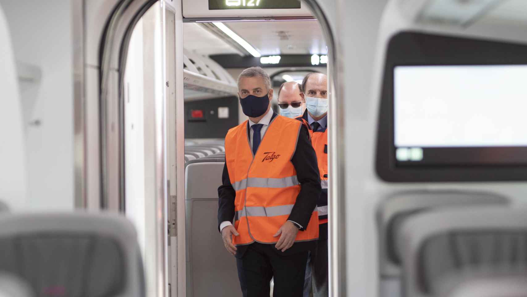 El lehendakari Urkullu con el presidente de Talgo, Carlos de Palacio, en el interior del Talgo Avril / CV