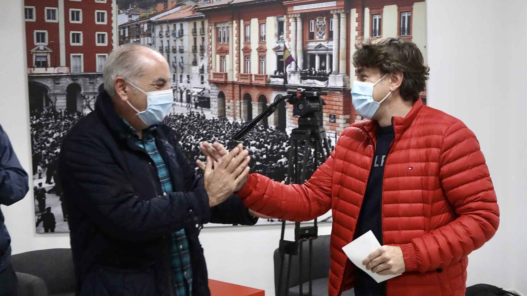 El presidente del PSE, Iaki Arriola, saluda al que ser el nuevo secretario general, Eneko Andueza./ EP