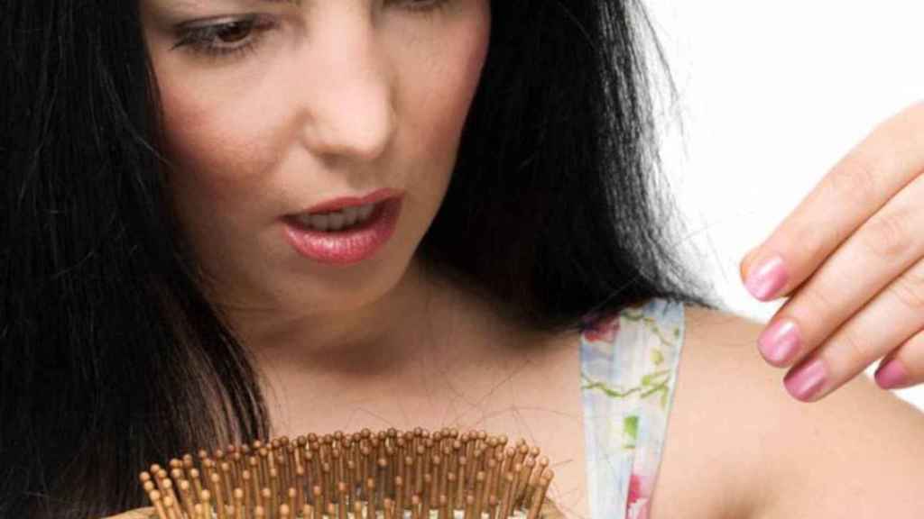 Una mujer se encuentra cabellos en el cepillo / QUIRNSALUD