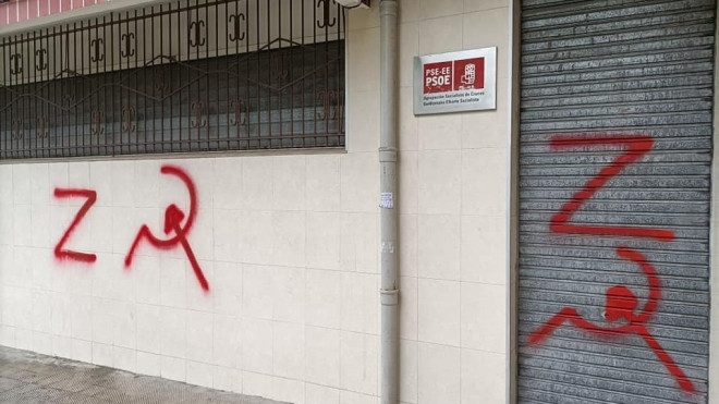 Pintadas prorrusas en una de las casas del pueblo del PSE. / PSE