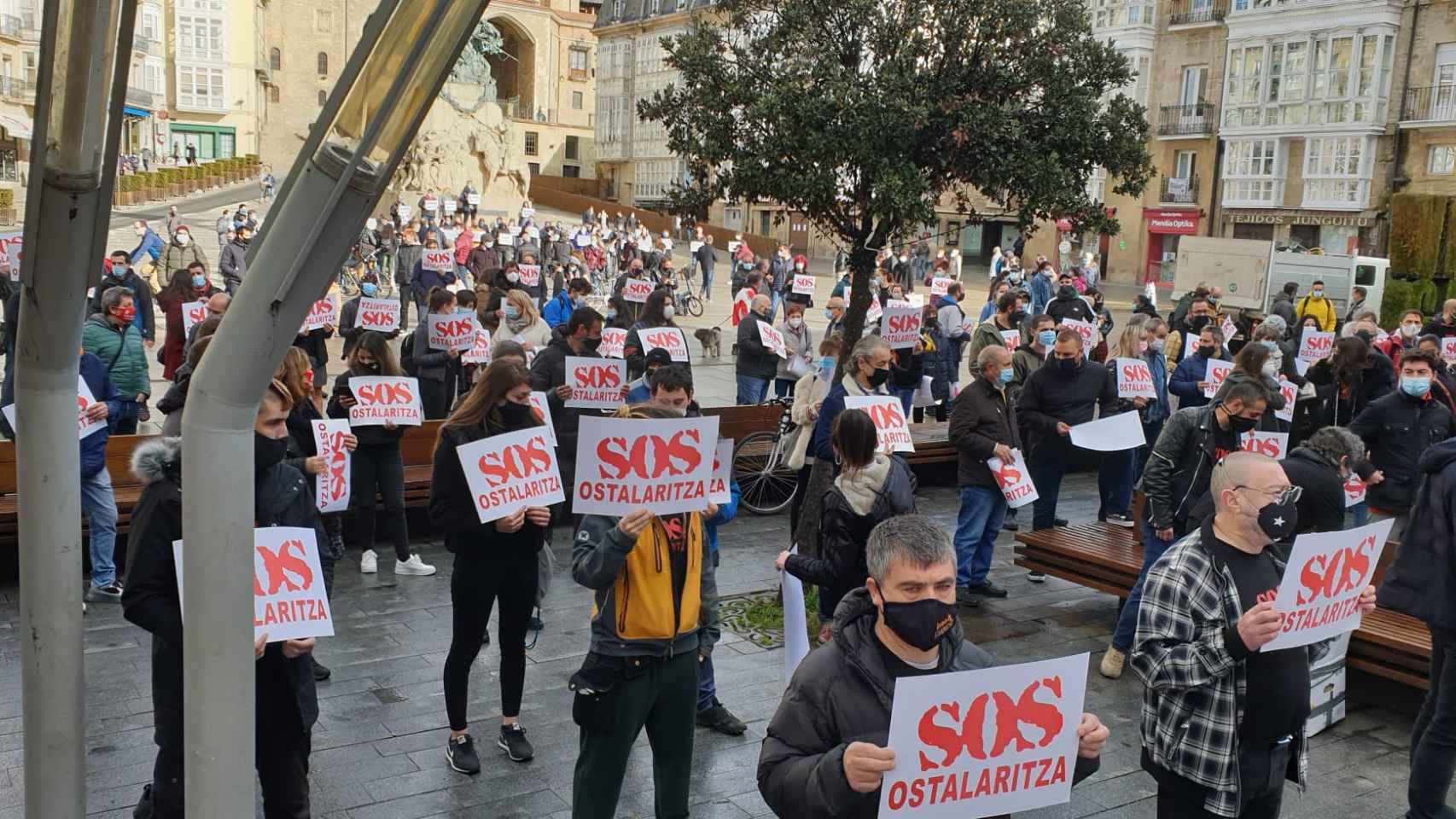 Imagen facilitada por 'Kutxiko Taskeroak' de la concentracin de hosteleros de este viernes en la Virgen Blanca de Vitoria-Gasteiz.