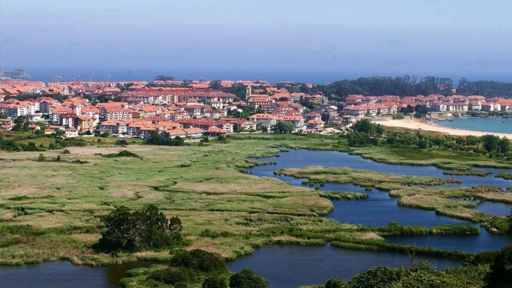 Vista de las marismas de Noja, uno de los municipios cntabros donde cientos de vascos tienen su segunda vivienda. EP