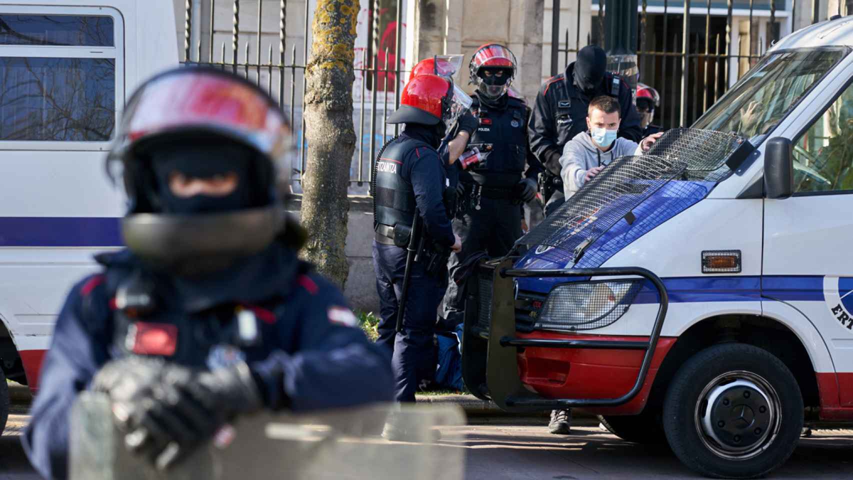 Agentes de la Ertzaintza durante las detenciones en la UPV de Vitoria. / EFE