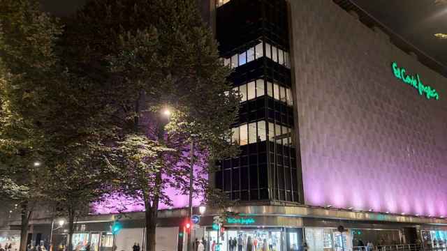 Fachada de El Corte Inglés en Bilbao iluminada de rosa para concienciar sobre el cáncer de mama / CV