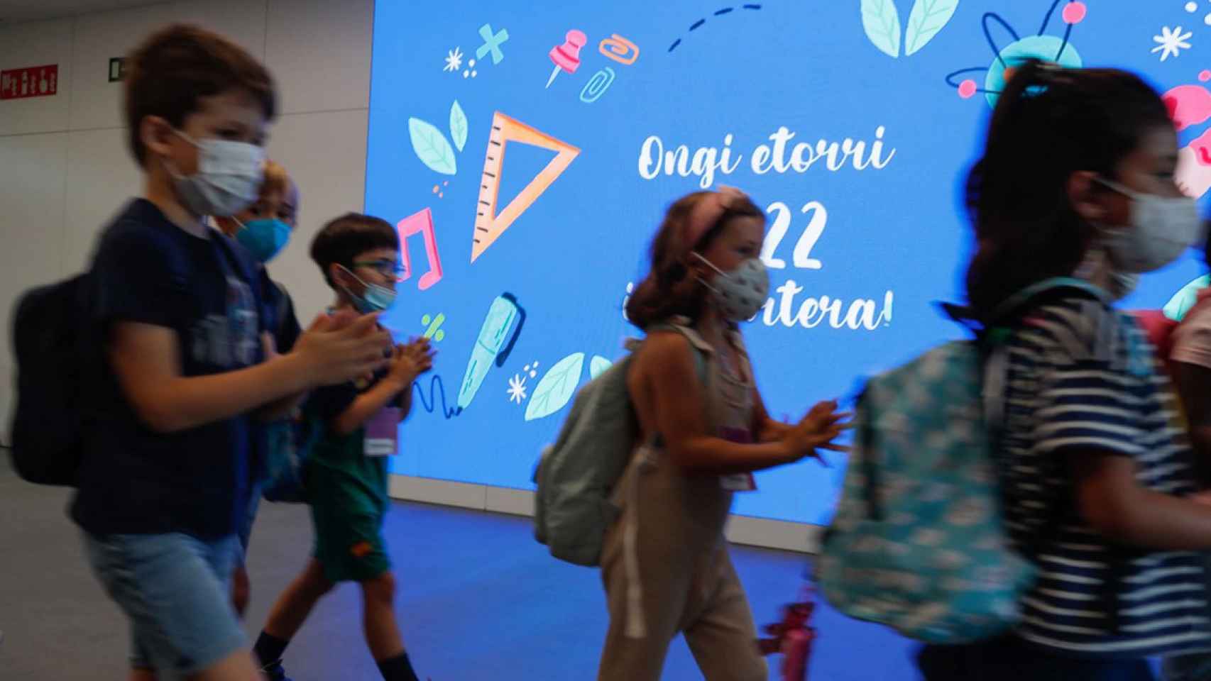 Los alumnos llegan al colegio en San Sebastin el primer da del curso 2021-2022. / EFE