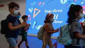 Los alumnos llegan al colegio en San Sebastin el primer da del curso 2021-2022. / EFE