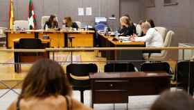 Imagen de la primera jornada del juicio sontra el acusado por homicidio por matar a su mujer y su hija en Abanto. / EFE/Luis Tejido