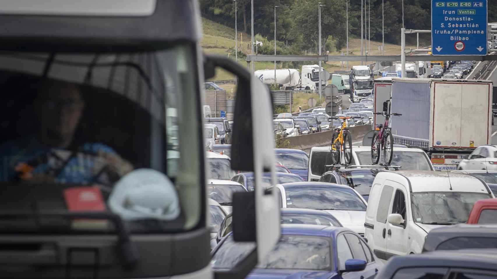 Retenciones kilomtricas en la frontera de Irun este jueves / Javier Etxezarreta (EFE)