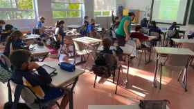 Una profesora imparte clase en un aula. / EP