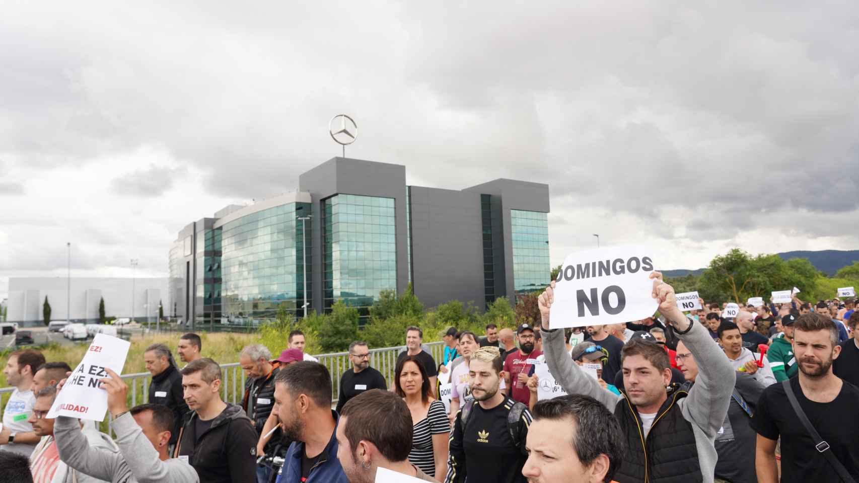 Trabajadores de Mercedes en la primera jornada de huelga del 22 de junio. / EP