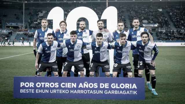 Jugadores del Alaves celebrando su 101 aniversario