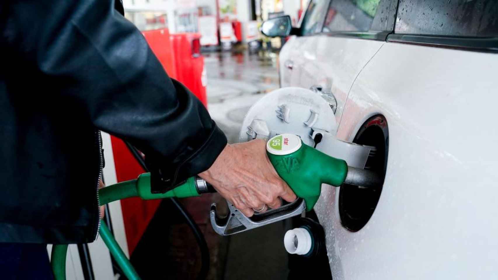 Un conductor reposta combustible en una gasolinera./ EP