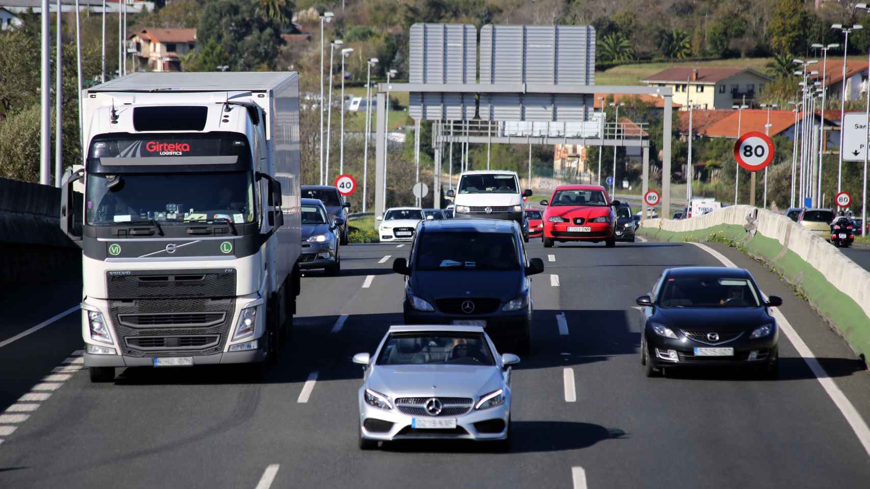 Vehculos en las carreteras vascas. / Departamento de Seguridad