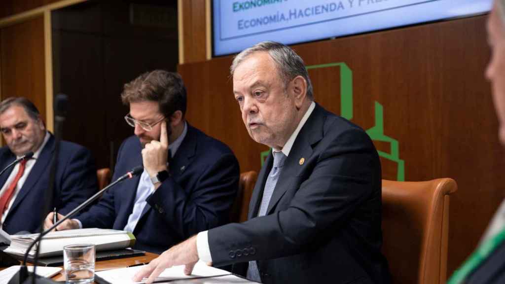 El consejero de Economa y Hacienda del Gobierno Vasco, Pedro Azpiazu, en el Parlamento vasco