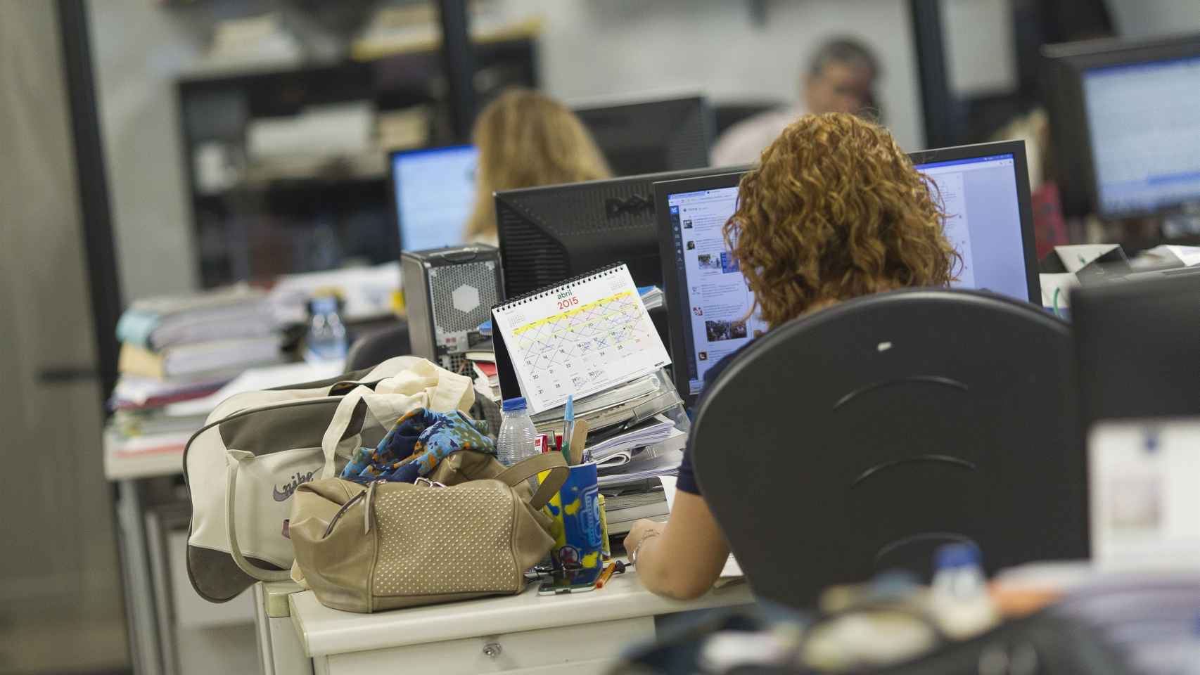 Trabajadores en una oficina en Euskadi. / EP