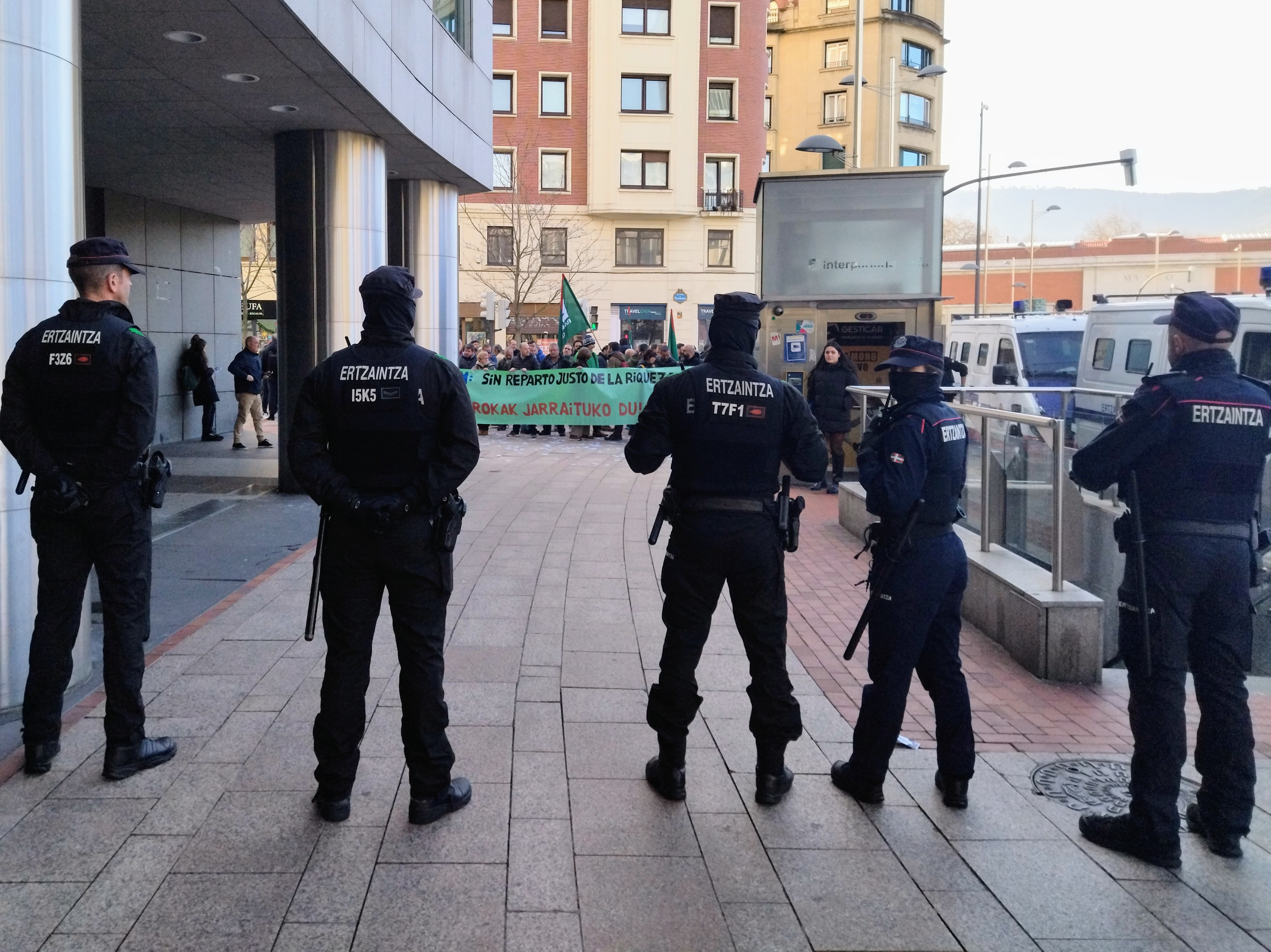 Agentes de la Ertzaintza frente a una marcha convocada por ELA. / Crónica Vasca