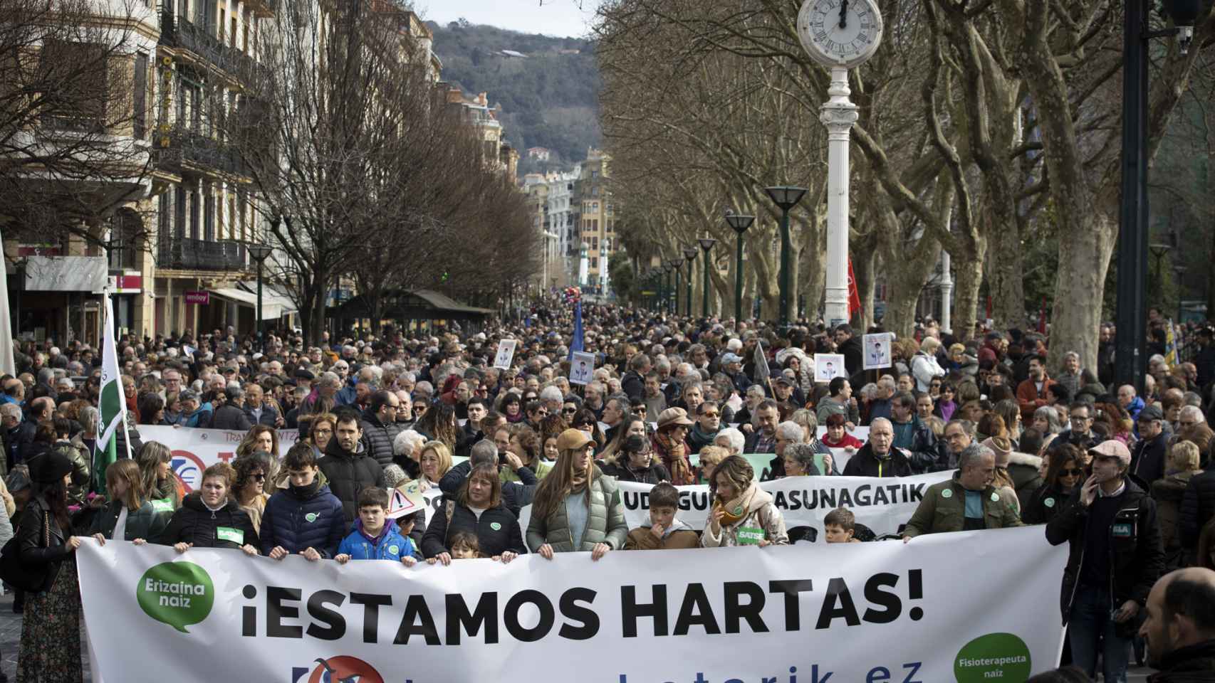 Miles de personas se han manifestado este sbado en San Sebastin contra el desmantelamiento de Osakidetza. / Efe