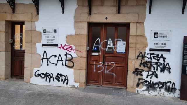 Pintadas en la tenencia de alcalda de Altza, en San Sebastin. / Twitter @enekogoia