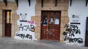 Pintadas en la tenencia de alcalda de Altza, en San Sebastin. / Twitter @enekogoia