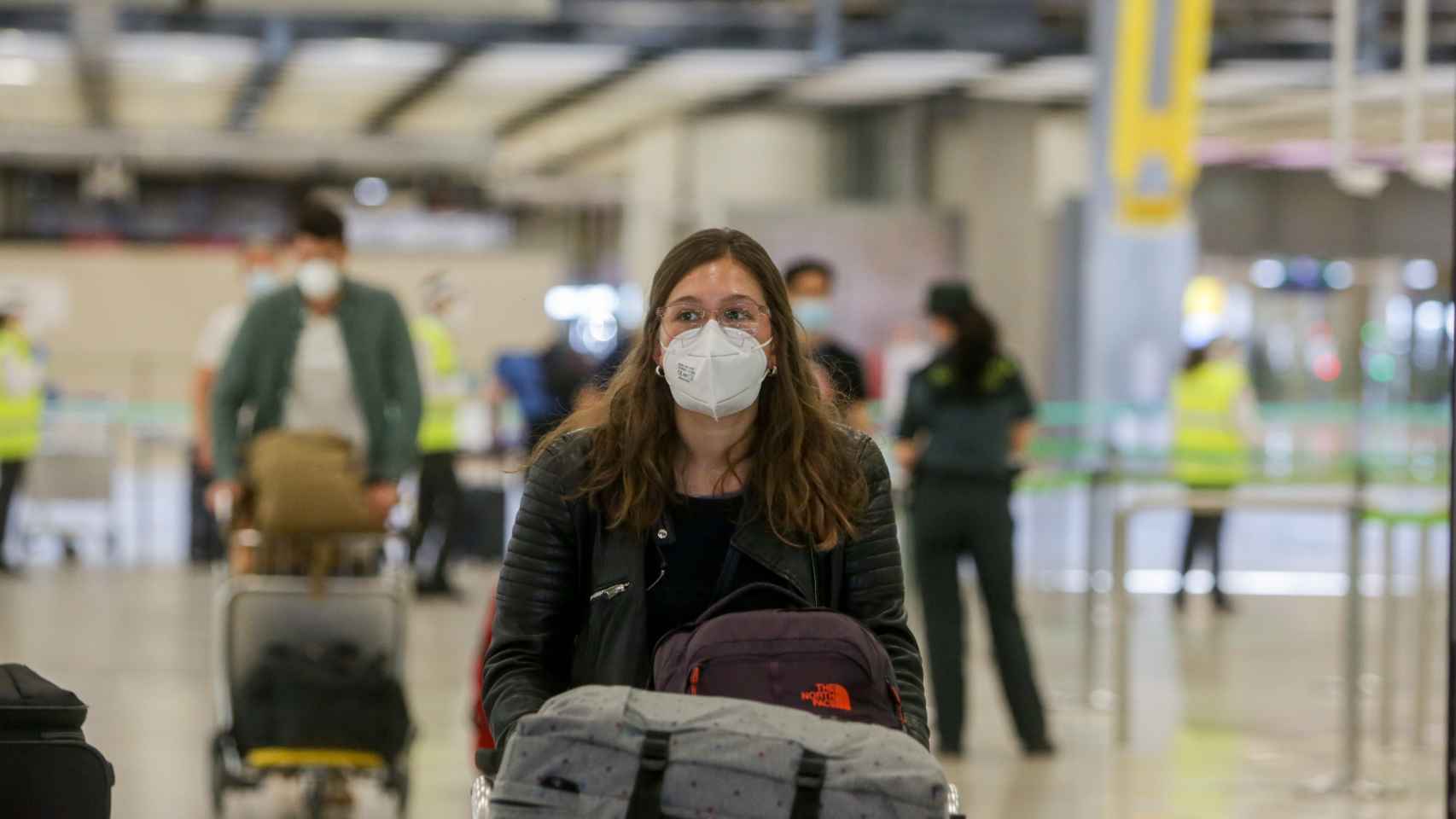 Una joven por el Aeropuerto de Madrid-Barajas Adolfo Surez. / EP