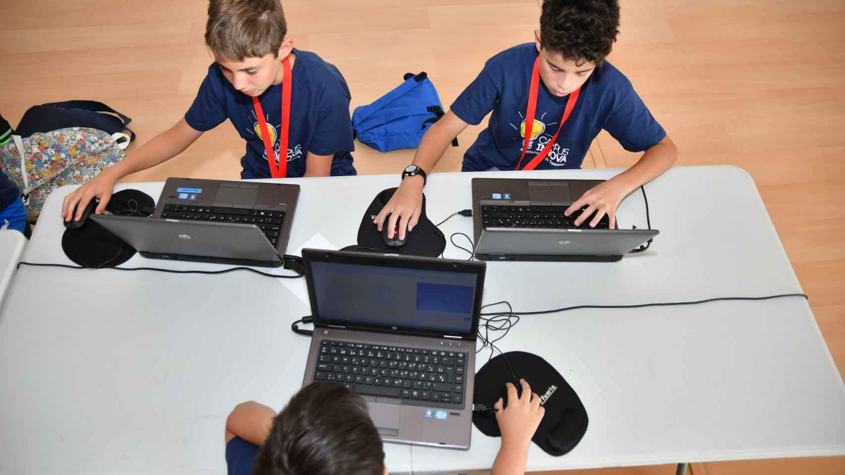 Unos nios realizan actividades desde el ordenador /EP