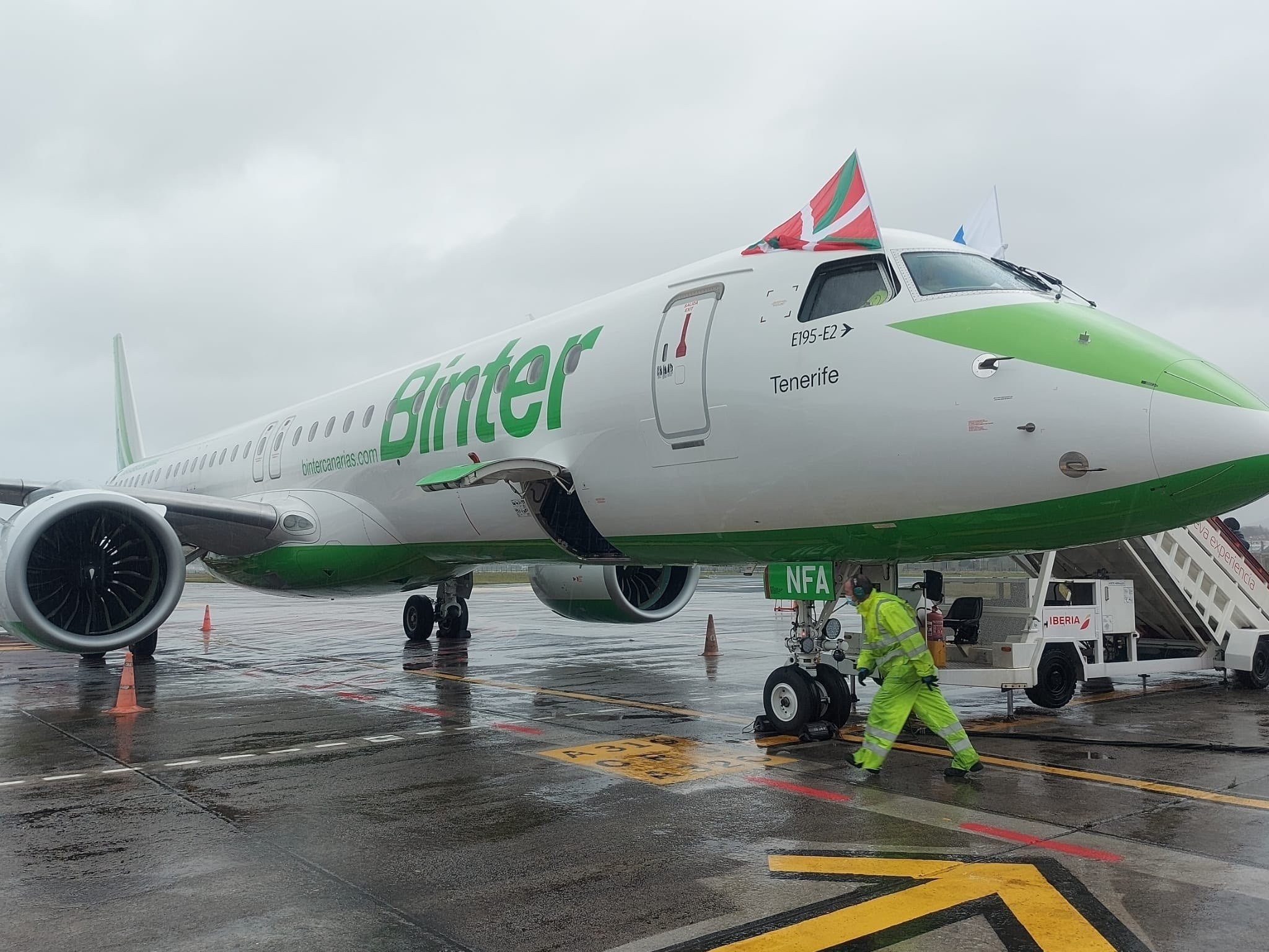 Un avión de la aerolínea Binter en el aeropuerto de San Sebastián. / EP