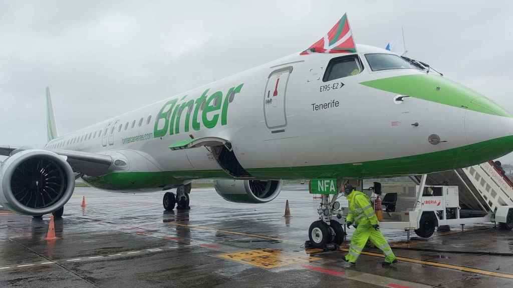 Un avin de la aerolnea Binter en el aeropuerto de San Sebastin. / EP