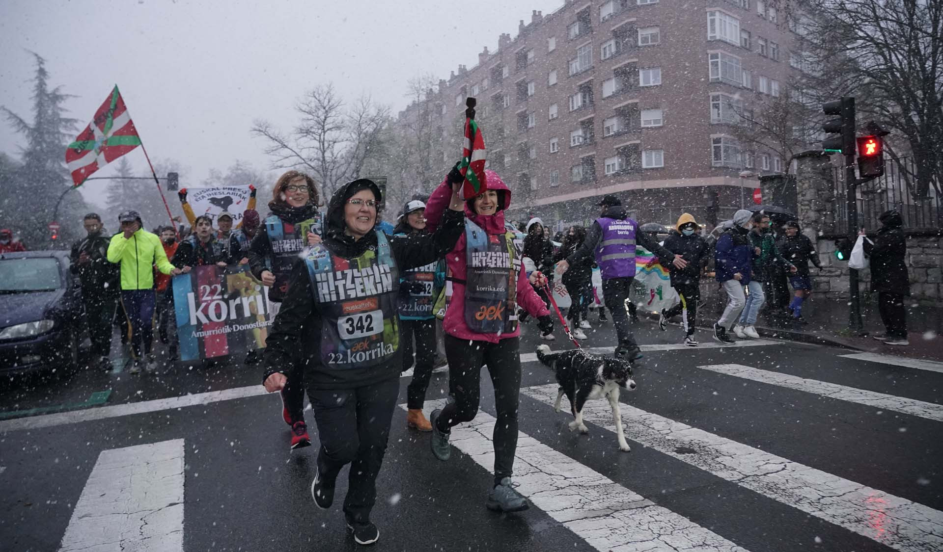 Imagen de la Korrika con carteles de 'Presoak Etxera' detrás. / EP