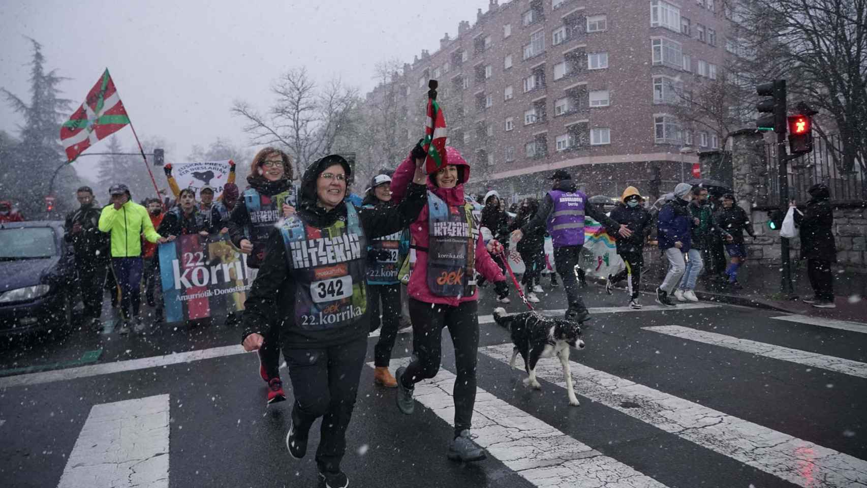 Imagen de la Korrika con carteles de 'Presoak Etxera' detrs. / EP