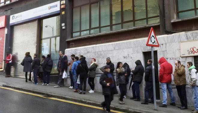 Colas ante una sede de Lanbide/ EFE