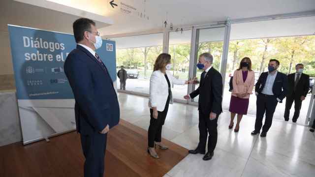 La vicepresidenta Teresa Ribera conversa con el lehendakari Urkullu. / IREKIA