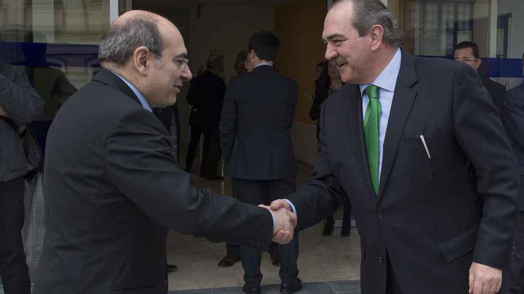 El exconsejero Jon Darpn, saludando al entonces alcalde de Alonsotegi, Jos Luis Erezuma, durante la inauguracin de un centro de salud en 2015 / Irekia