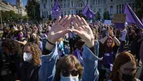 Varias personas participan en una manifestacin a favor de los derechos de la mujer. / EP