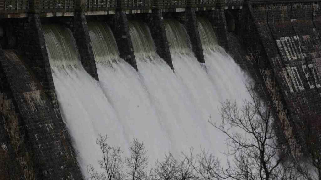 El embalse alavs de Ullibarri vertiendo agua, en una imagen de archivo / Europa Press