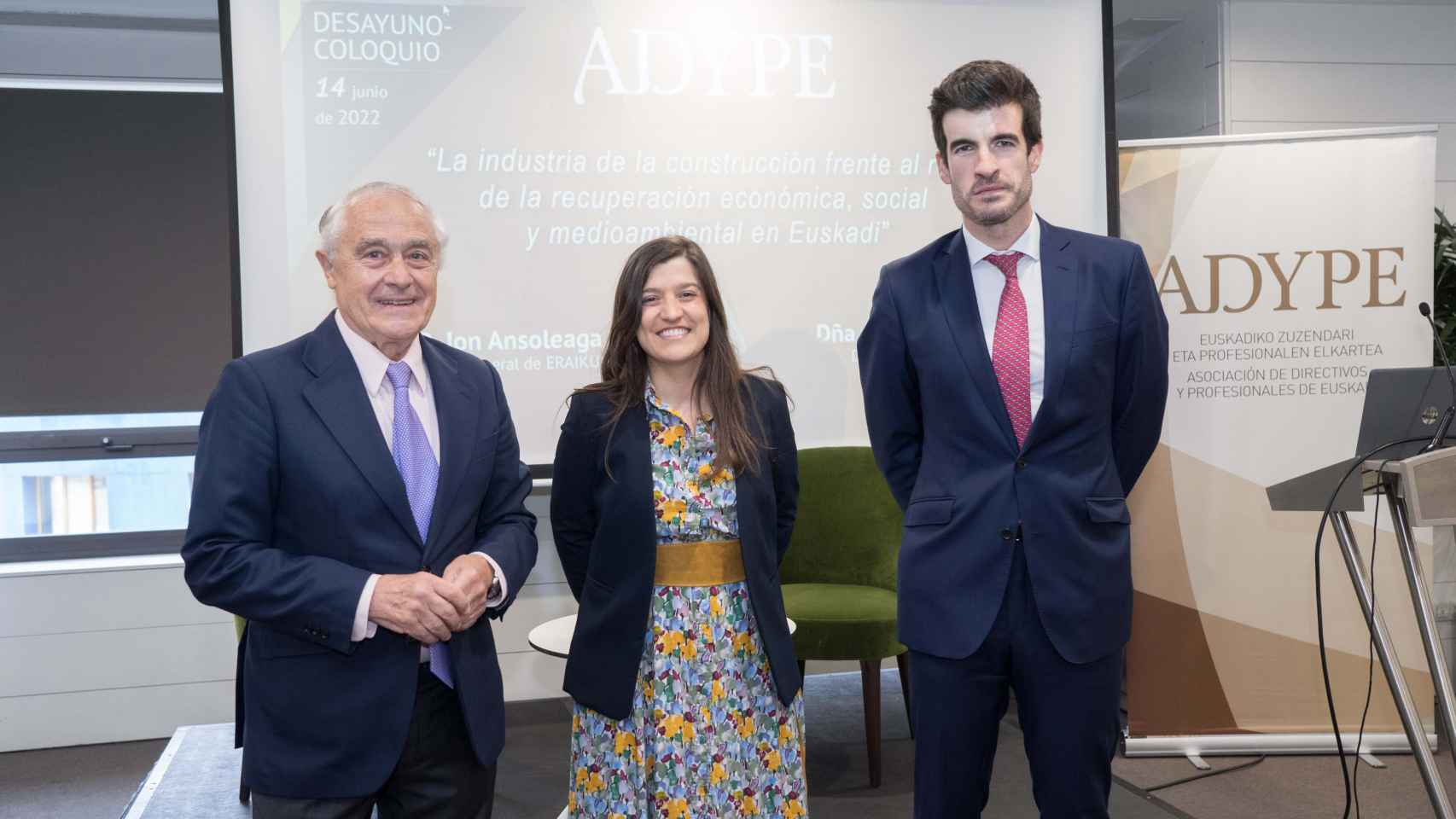 A la derecha, Jon Ansoleaga, director general del clster de la construccin de Euskadi, durante el encuentro organizado por ADYPE / ADYPE