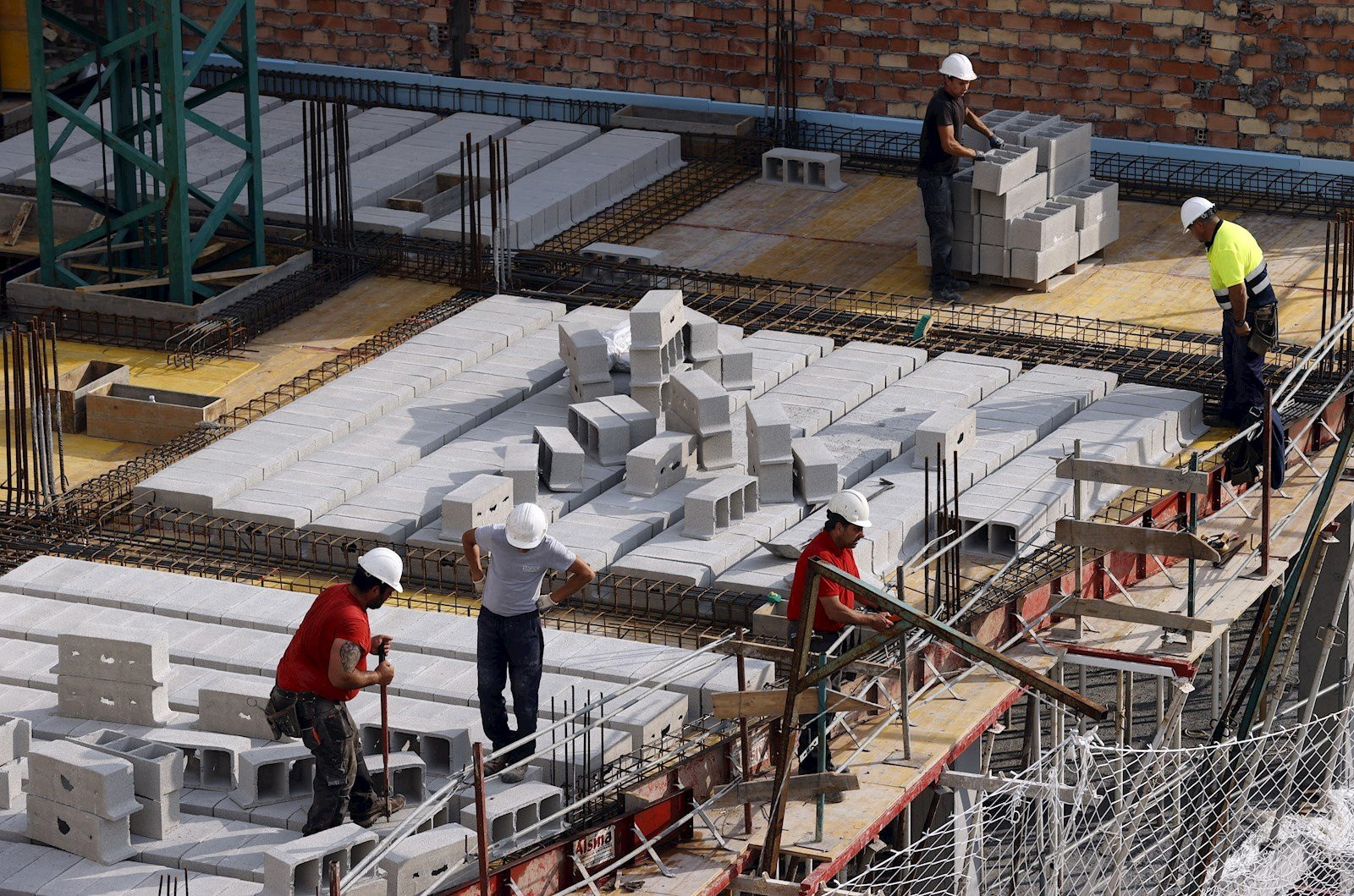 Trabajadores de una empresa de la construcción. / EFE