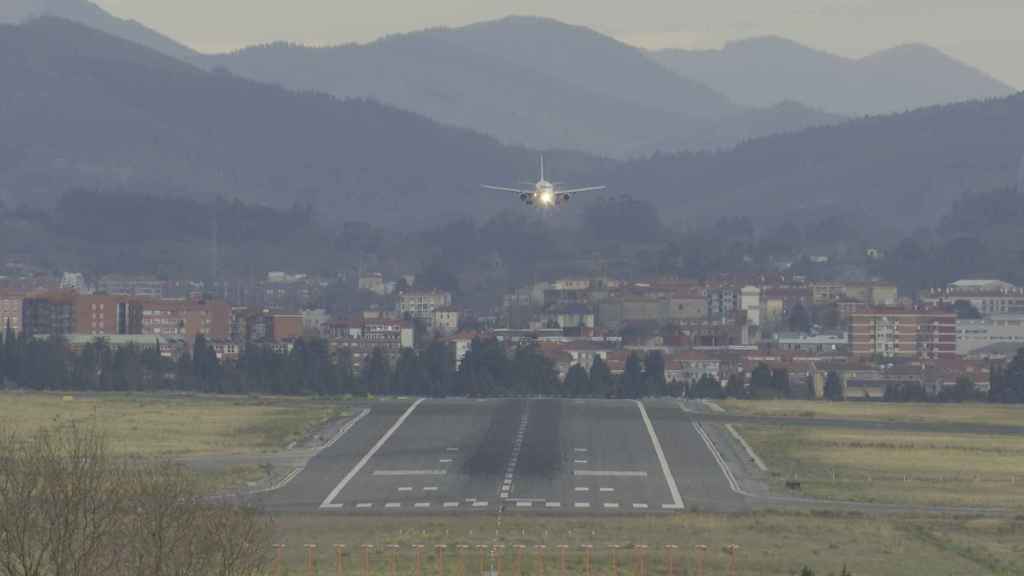 Un avin de la compaa 'low cost 'trata de aterrizar en el aeropuerto de Loiu. / EP