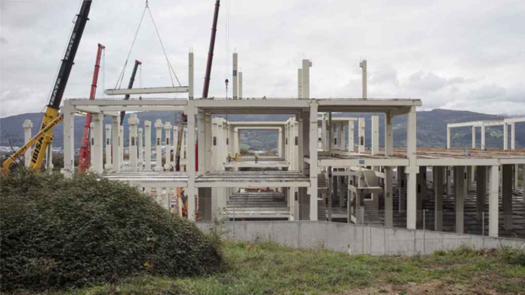 Obras en la nueva planta de la farmacéutica Faes Farma en Derio.