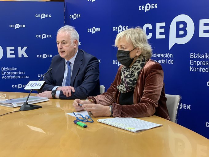 El secretario general de la patronal de Bizkaia Cebek, Francisco Azpiazu, y la presidenta, Carolina Pérez Toledo./ Cebek