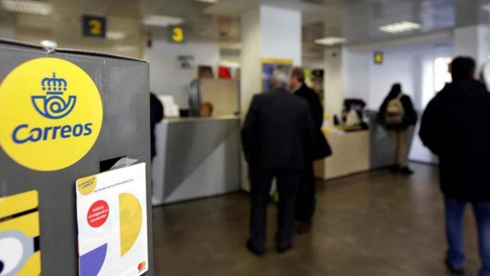 Usuarios en una oficina de Correos / EFE