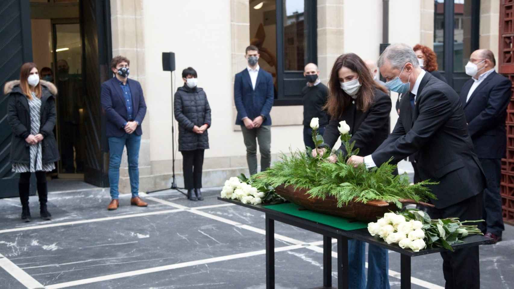 El lehendakari Iigo Urkullu, junto a la presidenta del Parlamento vasco, Bakartxo Tejeria, ayer durante la entrega floral en el Da de la Memoria.