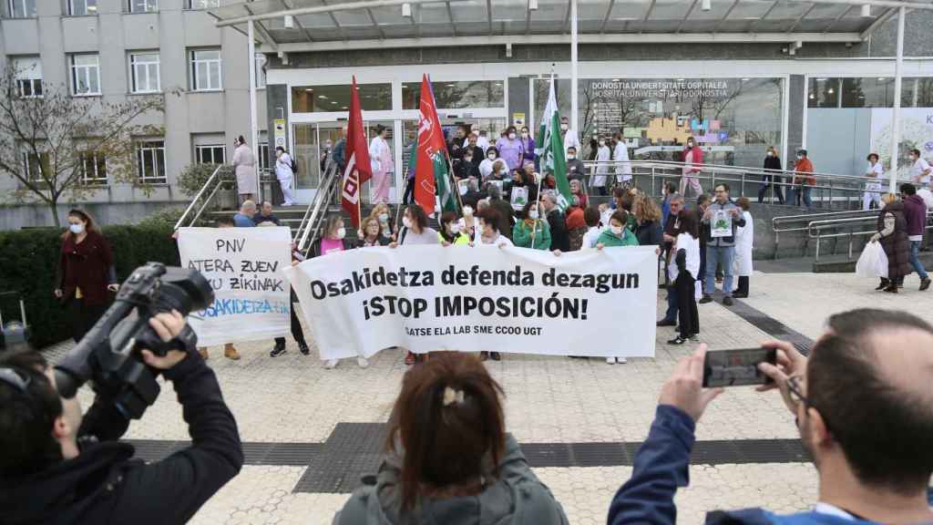 Sanitarios se manifiestan por la Sanidad Pblica en el Hospital Universitario Donostia. / EP