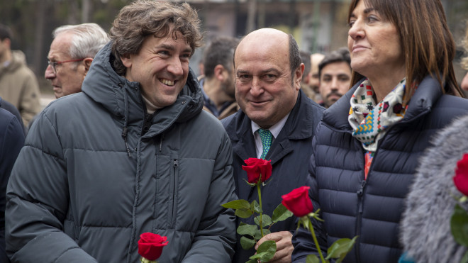 El secretario general del PSE-EE, Eneko Andueza, el presidente del PNV, Andoni Ortuzar, y la vicelehendakari Idoia Mendia, durante la ofrenda floral / EFE