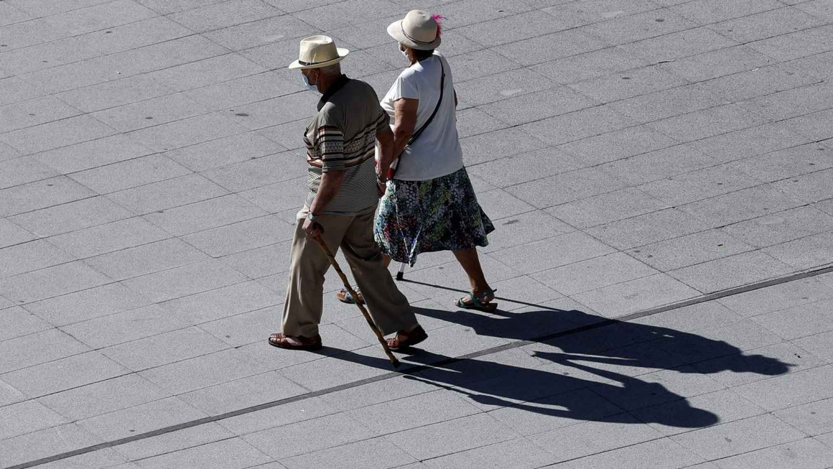 Pensionistas pasean por la ciudad de Bilbao / EFE
