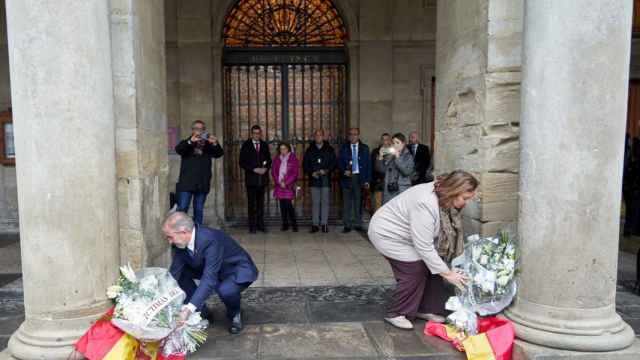 El presidente de la Asociacin de Apoyo a las Vctimas del Terrorismo (APAVT), Miguel Folguera, y la presidenta de la AVT, Maite Araluce, durante el homenaje en recuerdo de las vctimas. / EFE