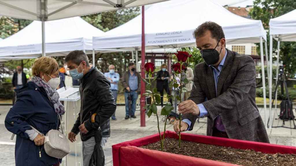 El alcalde de Ermua, Juan Carlos Abascal, durante el homenaje a Miguel ngel Blanco. / Ayuntamiento de Ermua