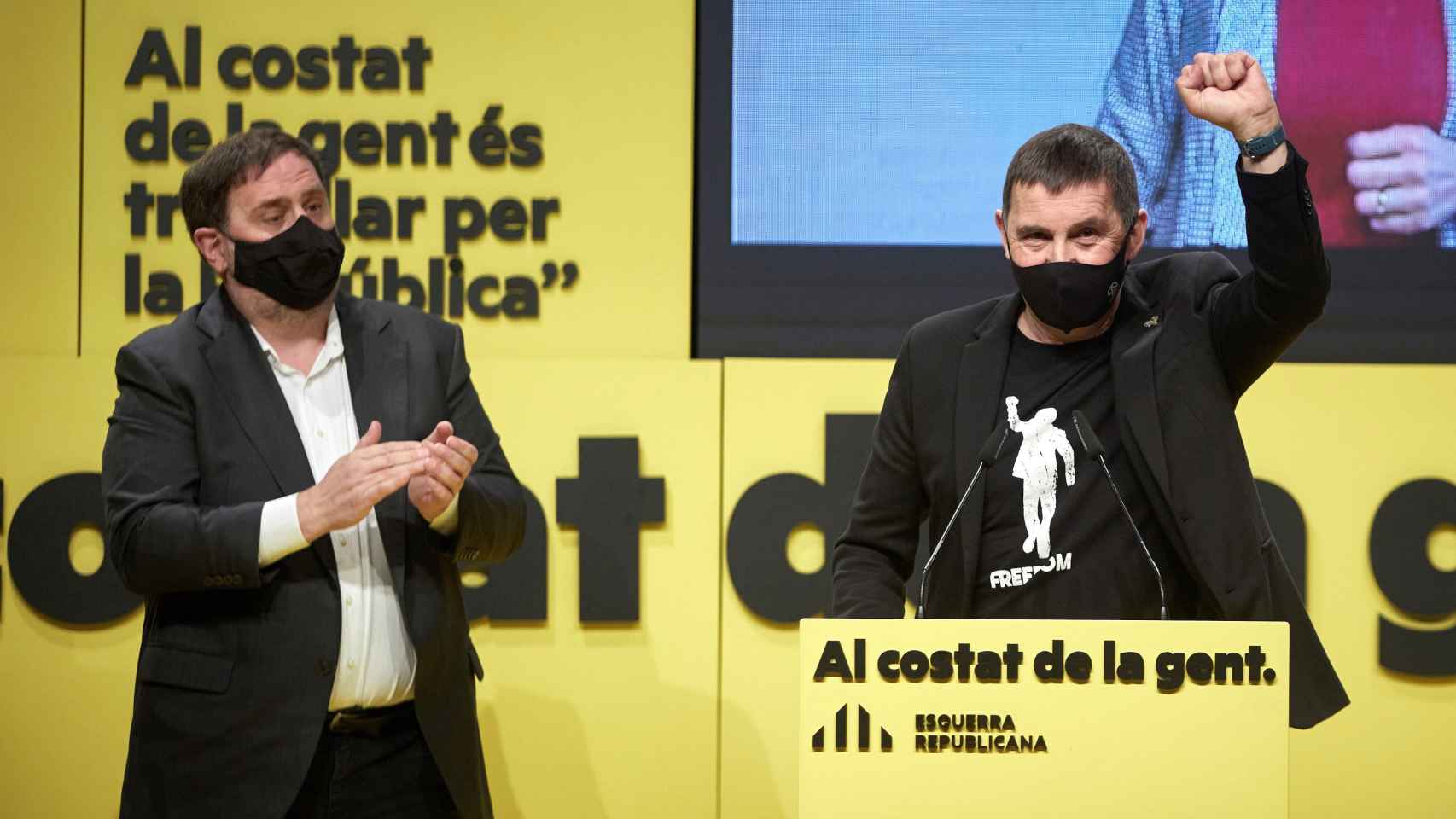 El coordinador general de EH Bildu, Arnaldo Otegi, y el lder de ERC, Oriol Junqueras (izda), durante su intervencin en el acto central del partido ERC celebrado en Girona./ EFE