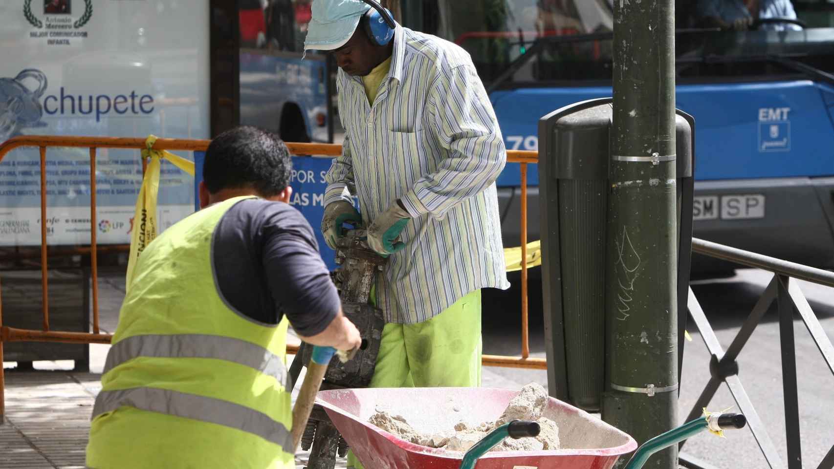 Dos trabajadores durante su jornada laboral. / EP